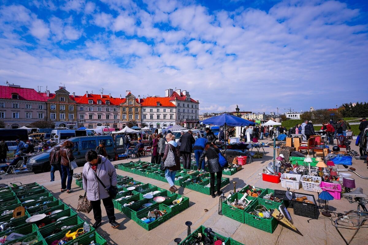 Stare meble, winyle, przedwojenna biżuteria — w niedzielę Giełda Staroci na Placu Zamkowym