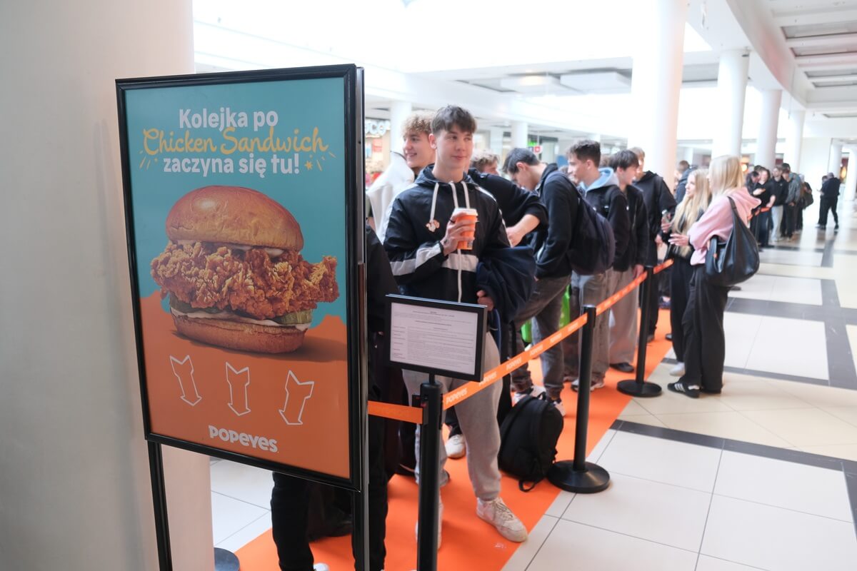 Tłumy wewnątrz Lublin Plaza. Kolejka do Popeyes liczy już blisko 100 osób [ZDJĘCIA]