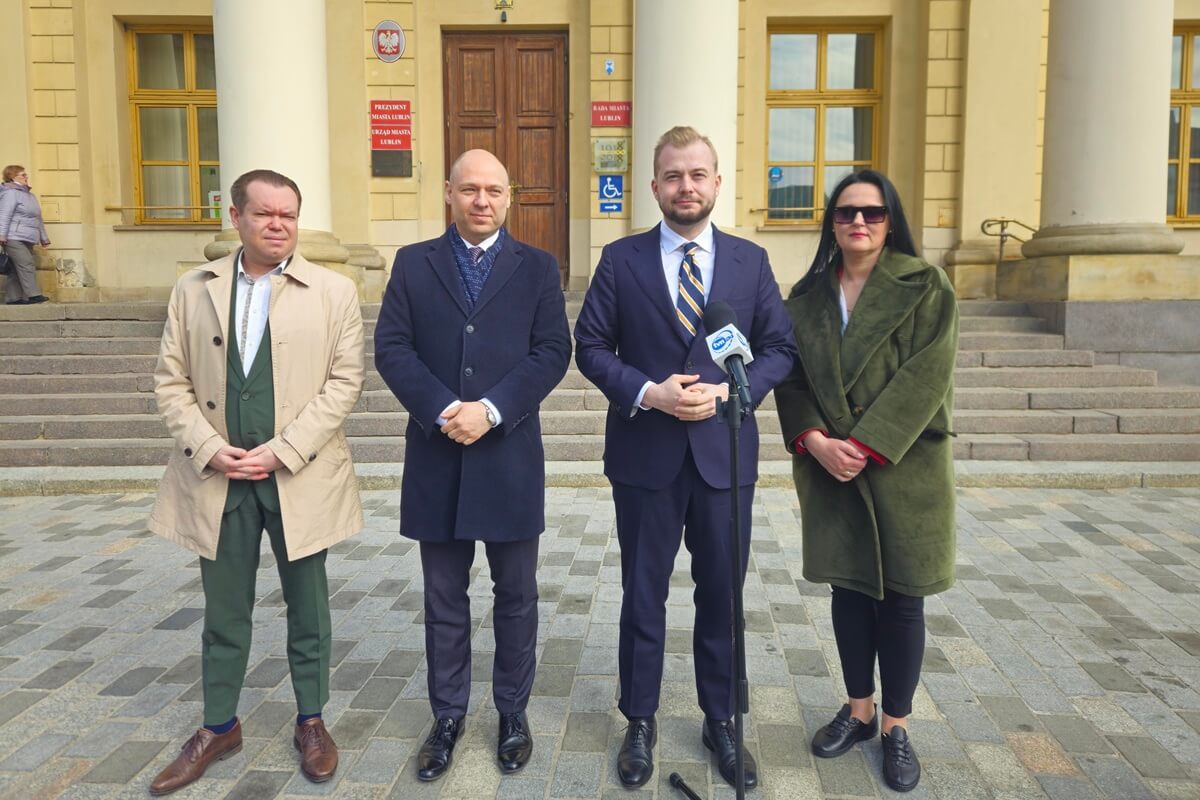 Moskal, Derewenda i Gontarz oskarżają Ratusz: „Zamiast floty autobusów mamy jeden szkielet i puste obietnice”