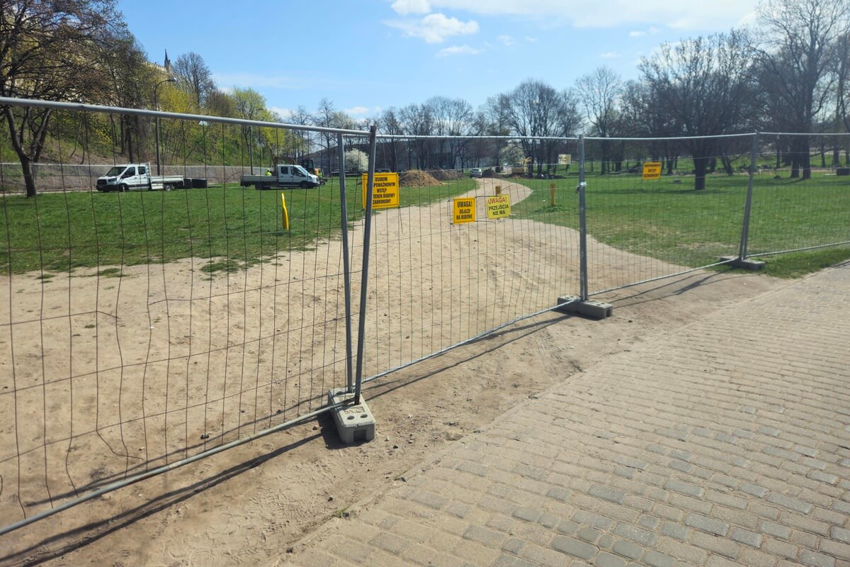 Koniec popularnego skrótu przez Błonia pod Zamkiem