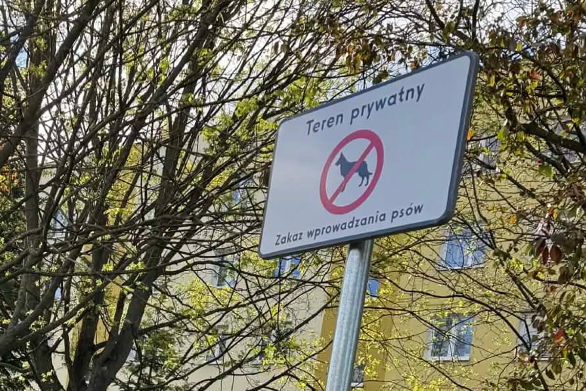 Znaki informujące o zakazie wyprowadzania psów na osiedlu Błonie w Lublinie