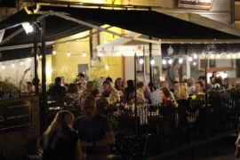 ludzie siedzacy noca w ogrodkach gastronomicznych c762e96bfa85