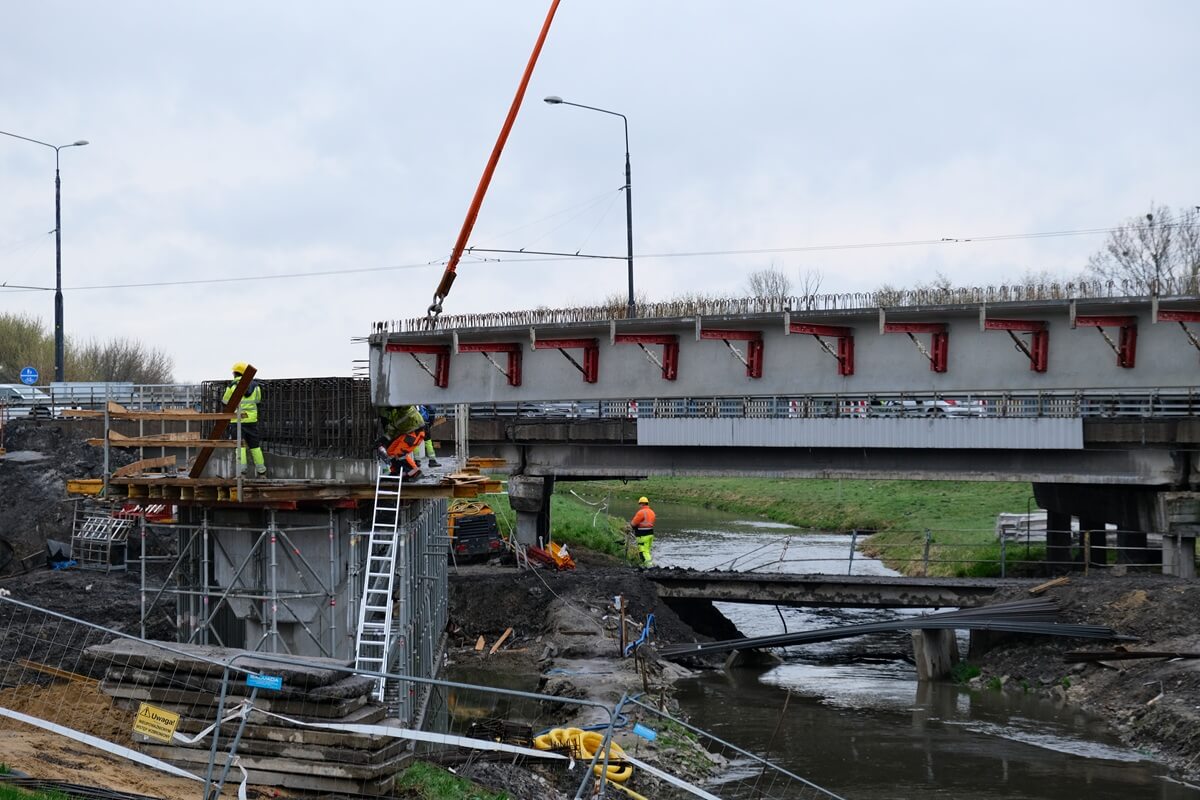28-tonowe kolosy nad Bystrzycą. Prace na Unii Lubelskiej idą do przodu, ale finał prac się oddala [ZDJĘCIA]