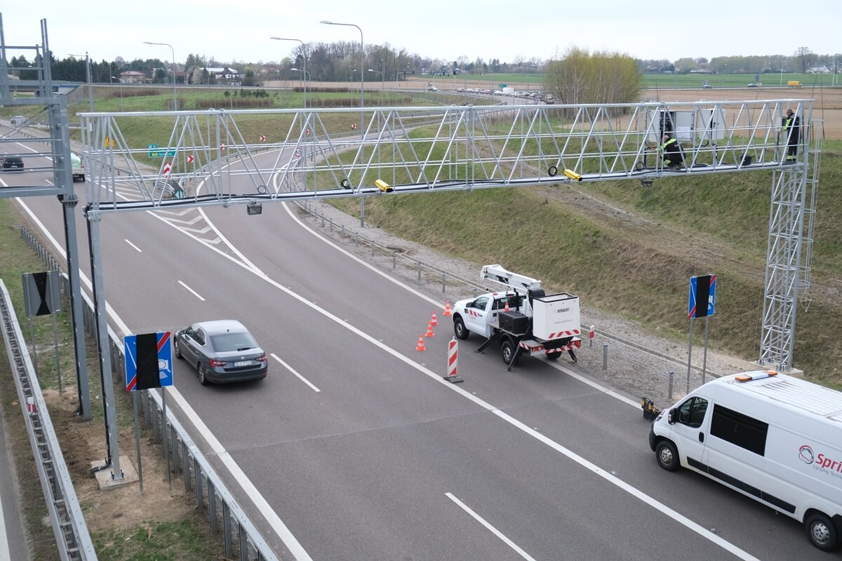 Żółte kamery już na obwodnicy Lublina! Odcinkowy pomiar prędkości na S19 coraz bliżej uruchomienia [ZDJĘCIA]