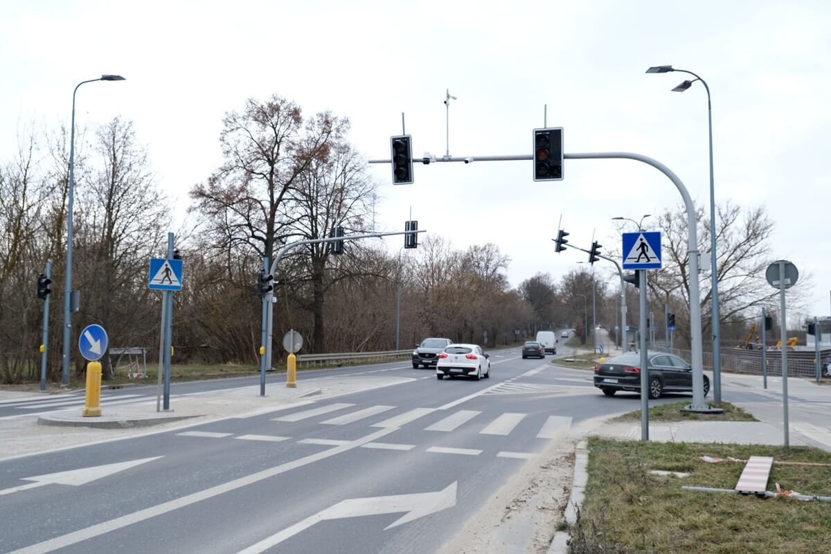 Nowe światła na skrzyżowaniu już działają. Kierowcy muszą zdjąć nogę z gazu