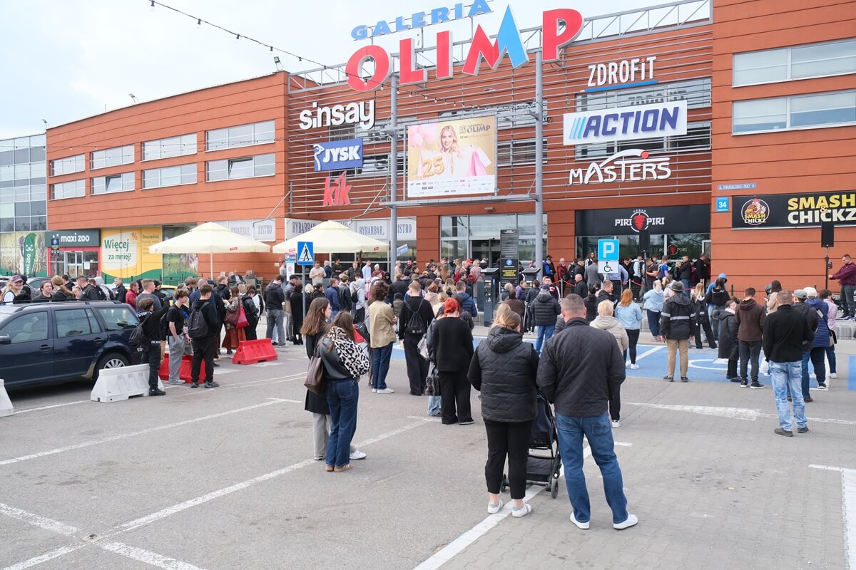 Kebab już otwarty, na Zenka trzeba poczekać. Tłumy pod Galerią Olimp odliczają [ZDJĘCIA]