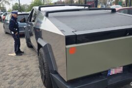 policja zatrzymala kierowce cybertrucka f05c5c175045