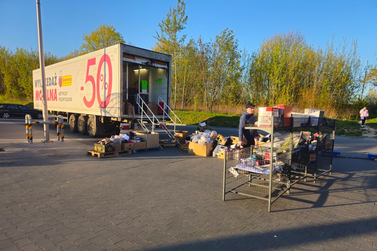 Wszystko za pół ceny w Biedronce. Na parkingu przed sklepem zaparkował mobilny outlet z okazjami