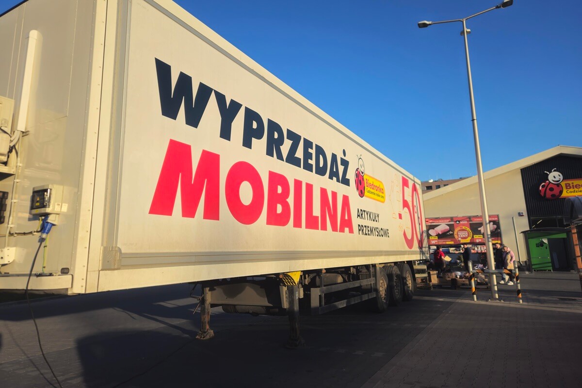 Mobilny outlet Biedronki pod sklepem Biedronka przy ul. Królowej Jadwigi