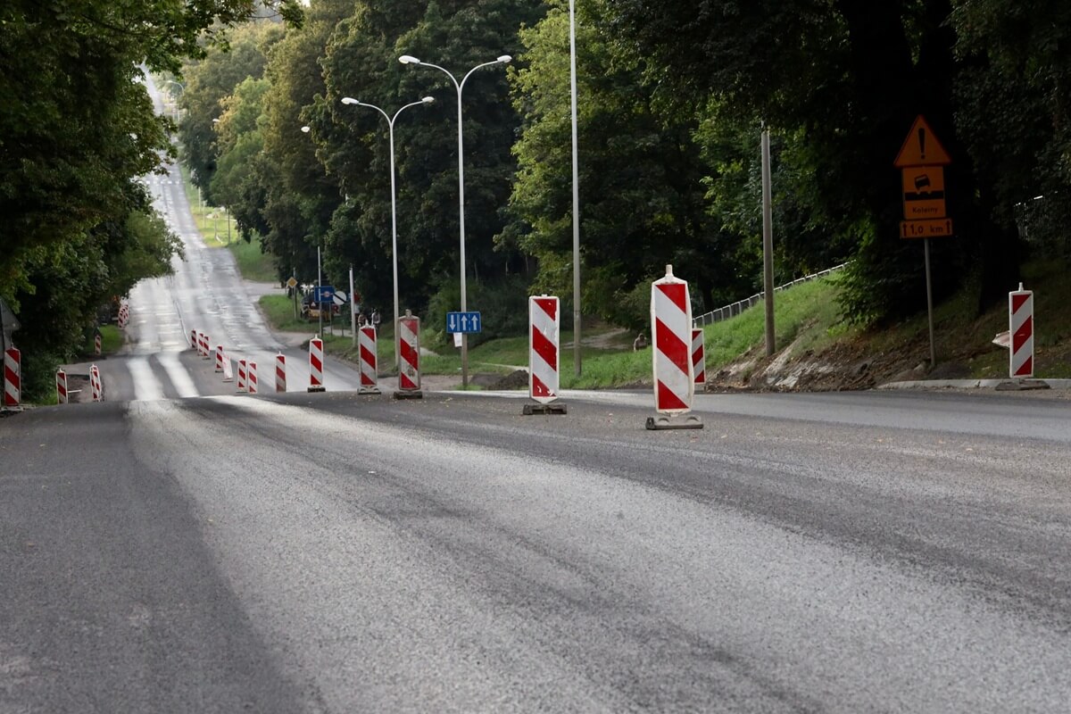 Koniec niebezpiecznych wybojów na kolejnym odcinku al. Warszawskiej. Modernizacja wylotówki w końcu dojdzie do skutku