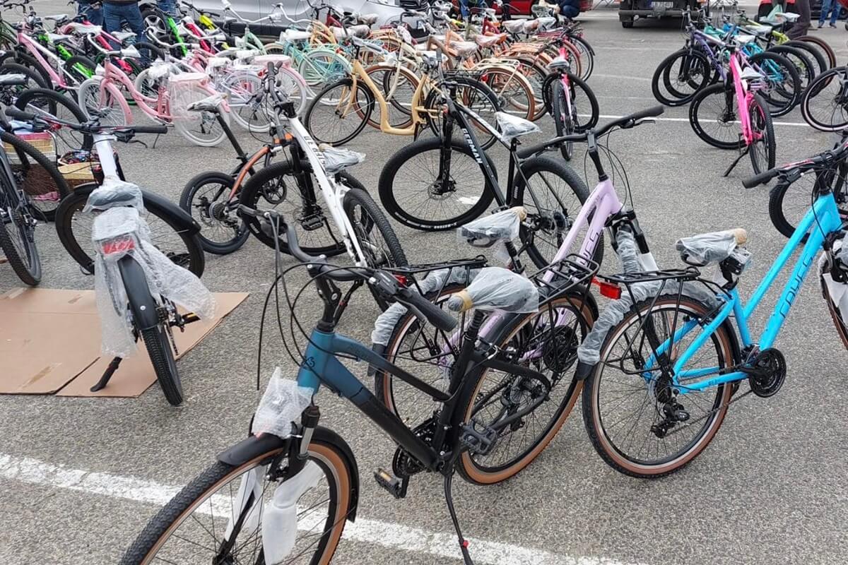 Mieli handlować rowerami, wpadli z „trawką”. Akcja służb na giełdzie w Elizówce