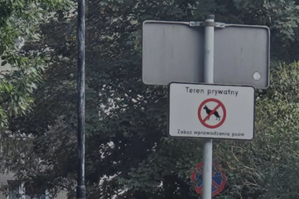 Znaki informujące o zakazie wyprowadzania psów na osiedlu Błonie w Lublinie