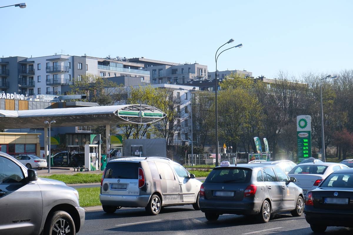 Ceny paliw na weekend. Benzyna przez cały czas w dół, diesel lekko w górę [CENY 11-13.04]