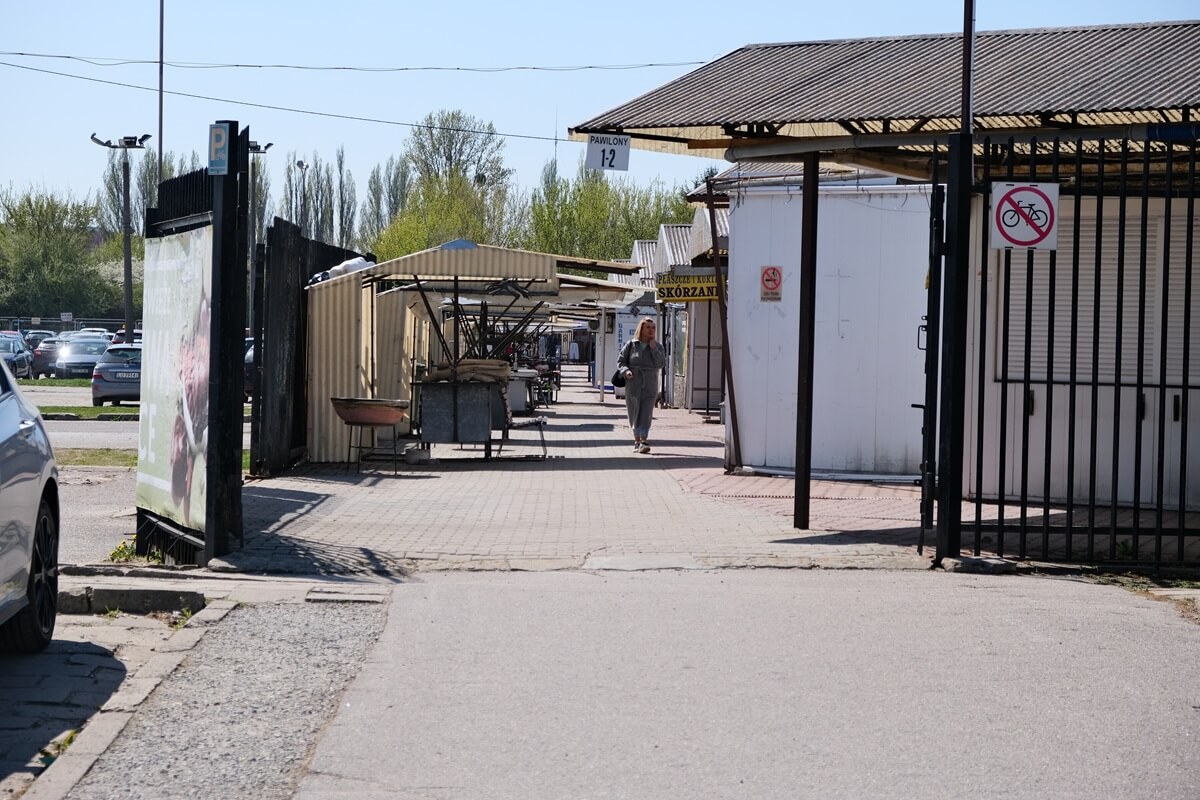 Targ pod Zamkiem skurczy się o połowę. Kupcy tracą część terenu, na targowisku planowane rozbiórki [ZDJĘCIA]