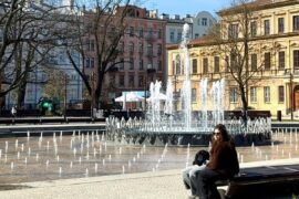 uruchomiona fontanna na placu litewskim po przerwie zimowej 53d15f15db9b