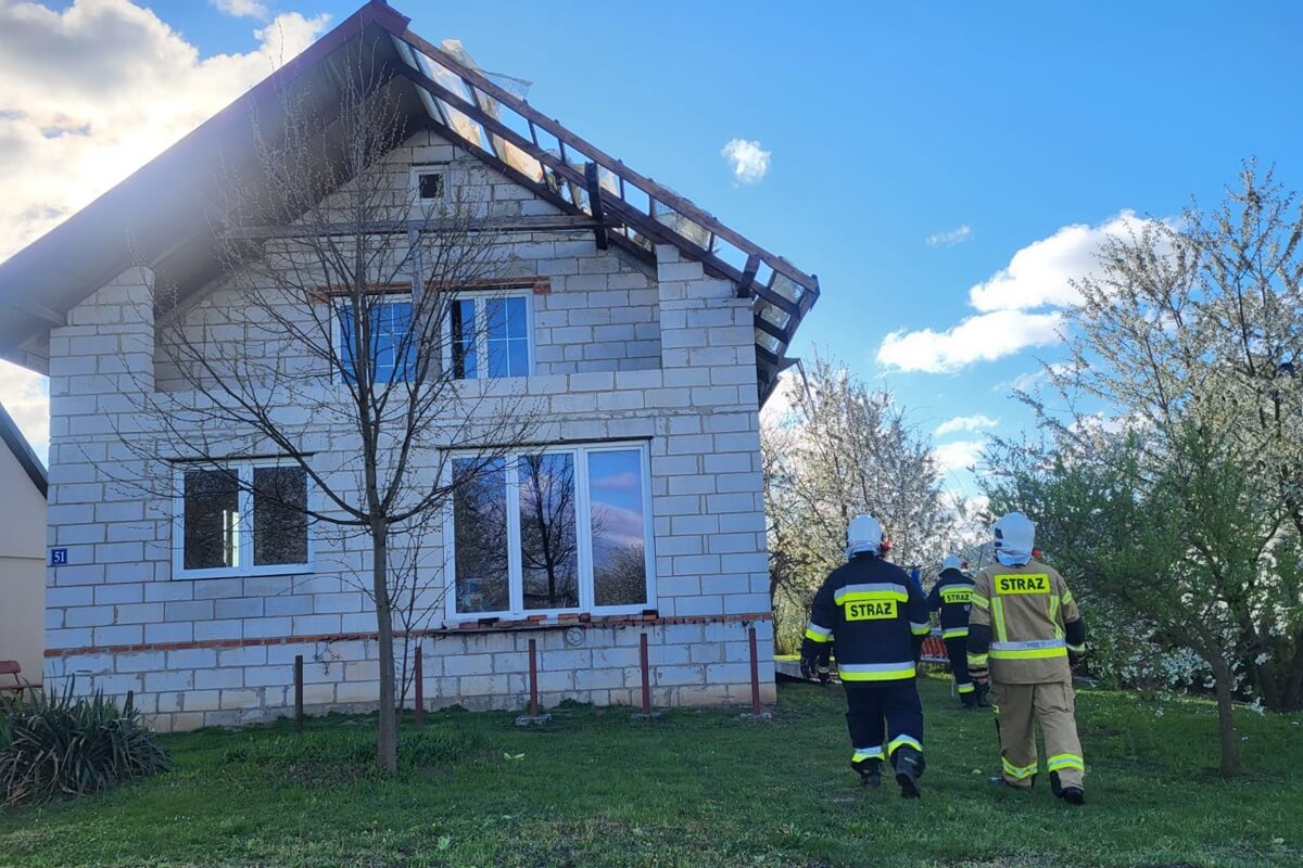 Uszkodzony dach przez silny wiatr