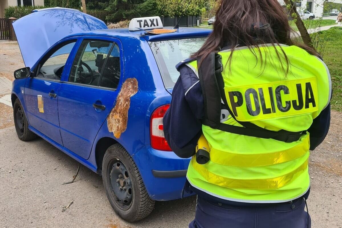 Skontrolowali taksówkę „na aplikację”. Policjanci zaniemówili na widok auta, za kierownicą 45-letni obywatel Zimbabwe