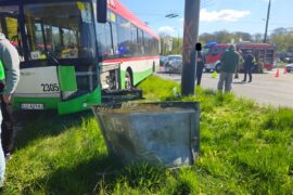 zderzenie autobusu z samochodem na rondzie mohyly 85a88bab08be