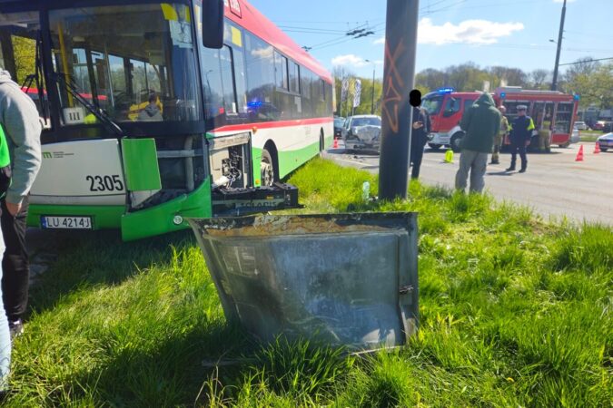 zderzenie autobusu z samochodem na rondzie mohyly 85a88bab08be