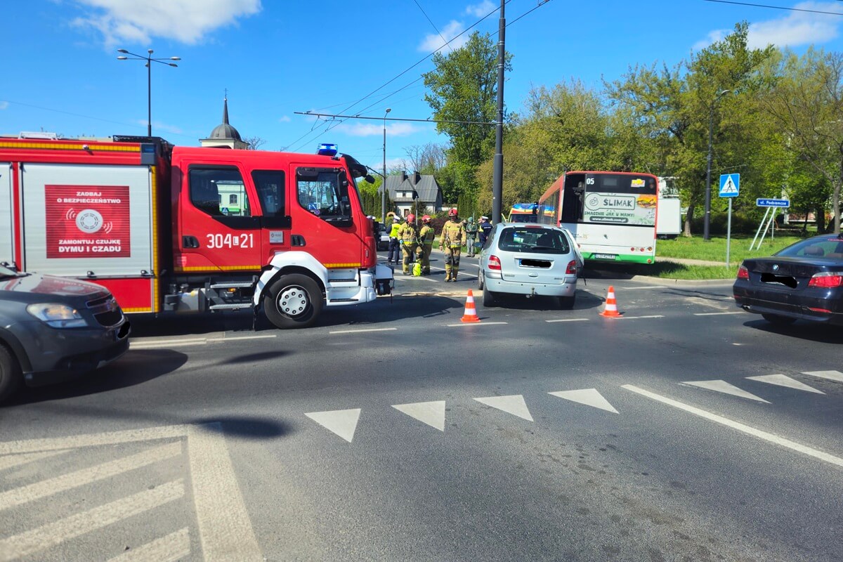 Zderzenie autobusu komunikacji miejskiej z samochodem osobowym na rondzie Mohyły