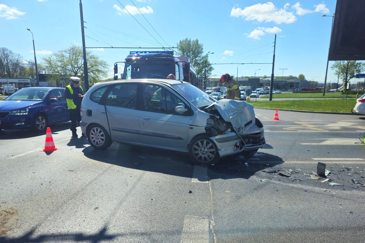 Zderzenie autobusu komunikacji miejskiej z samochodem osobowym na rondzie Mohyły