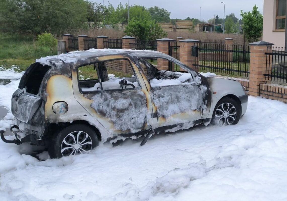 Spalony samochód marki Renault