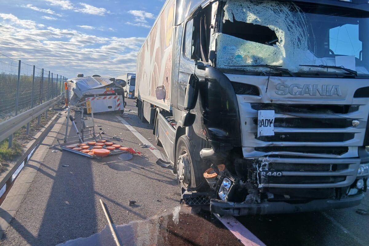 Ciężarówka wjechała w radiowóz i pojazd służb drogowych na S17. Trasa w kierunku Warszawy zablokowana