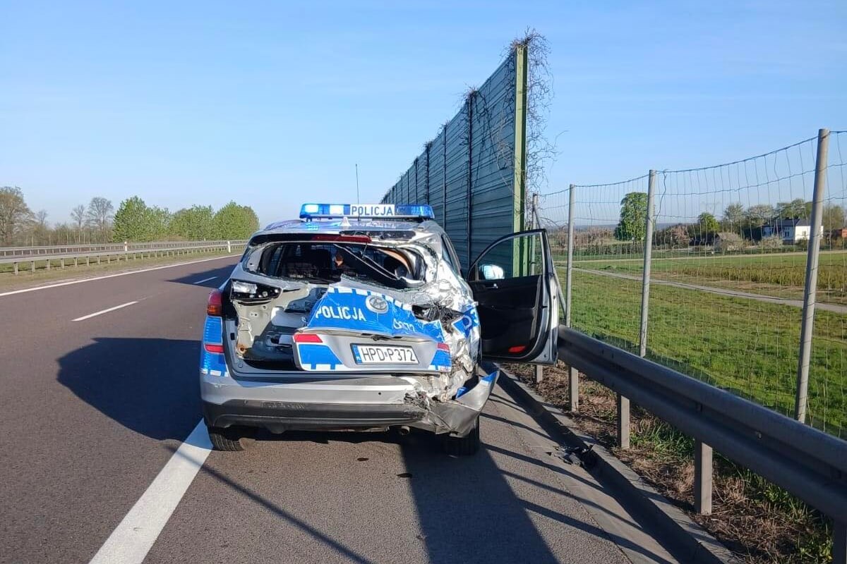 Ciężarówka wjechała w samochód służby drogowej i radiowóz na S12/S17