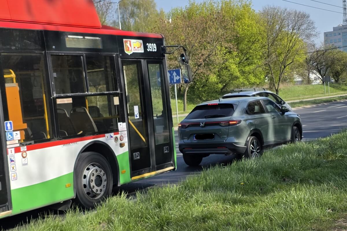Zderzenie trolejbusu z hondą na rondzie w Lublinie. Kierowca osobówki zignorował sygnalizację [ZDJĘCIA]