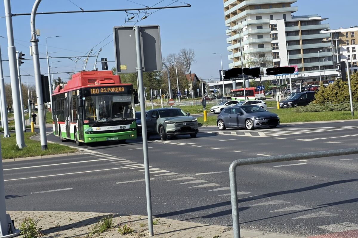 Honda zderzyła się z trolejbusem na rondzie Wincentego Pola