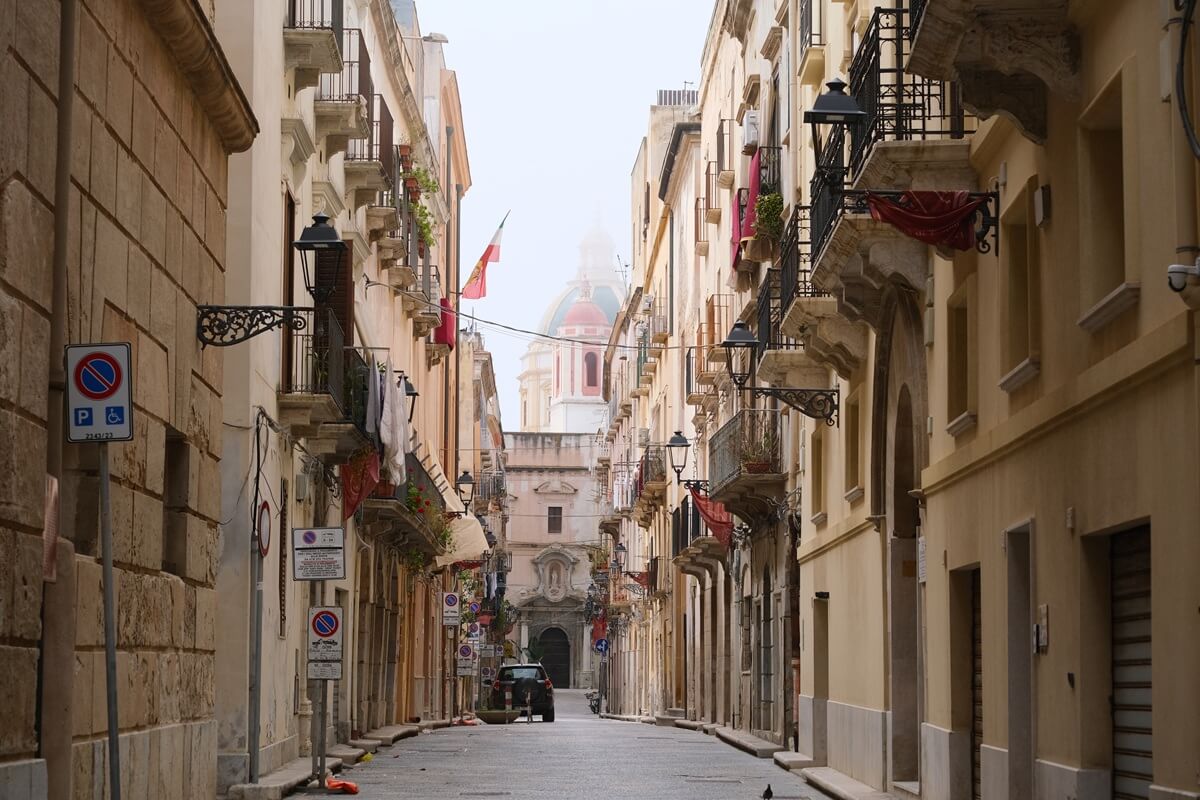 Katedra św. Wawrzyńca w Trapani (w tle)