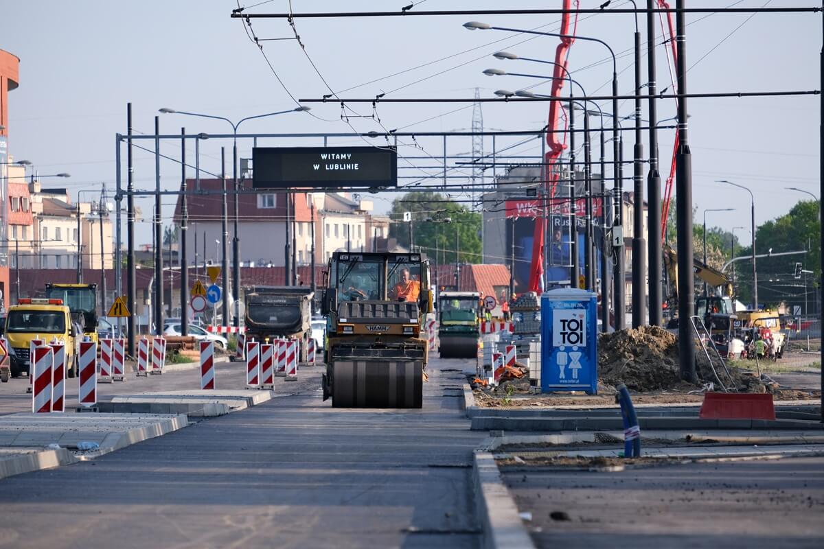 Kolejne warstwy asfaltu na al. Unii Lubelskiej
