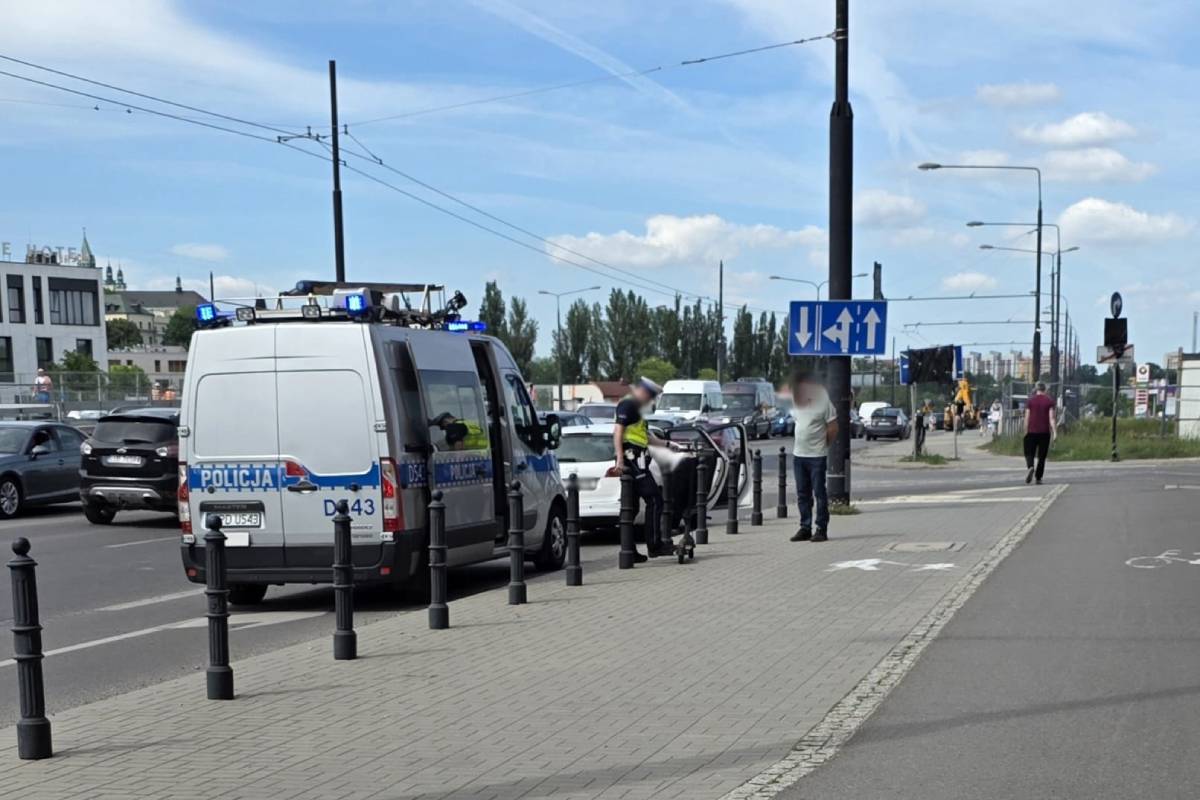 Potrącenie przy Gali. 27-latka na hulajnodze wjechała na przejazd, uderzył w nią opel