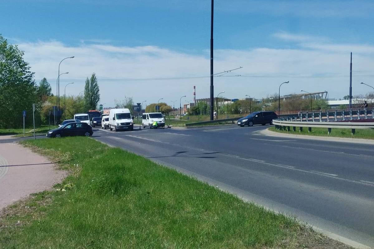 Poważne potrącenie na al. Witosa w Lublinie. Rowerzysta trafił do szpitala, są utrudnienia w ruchu