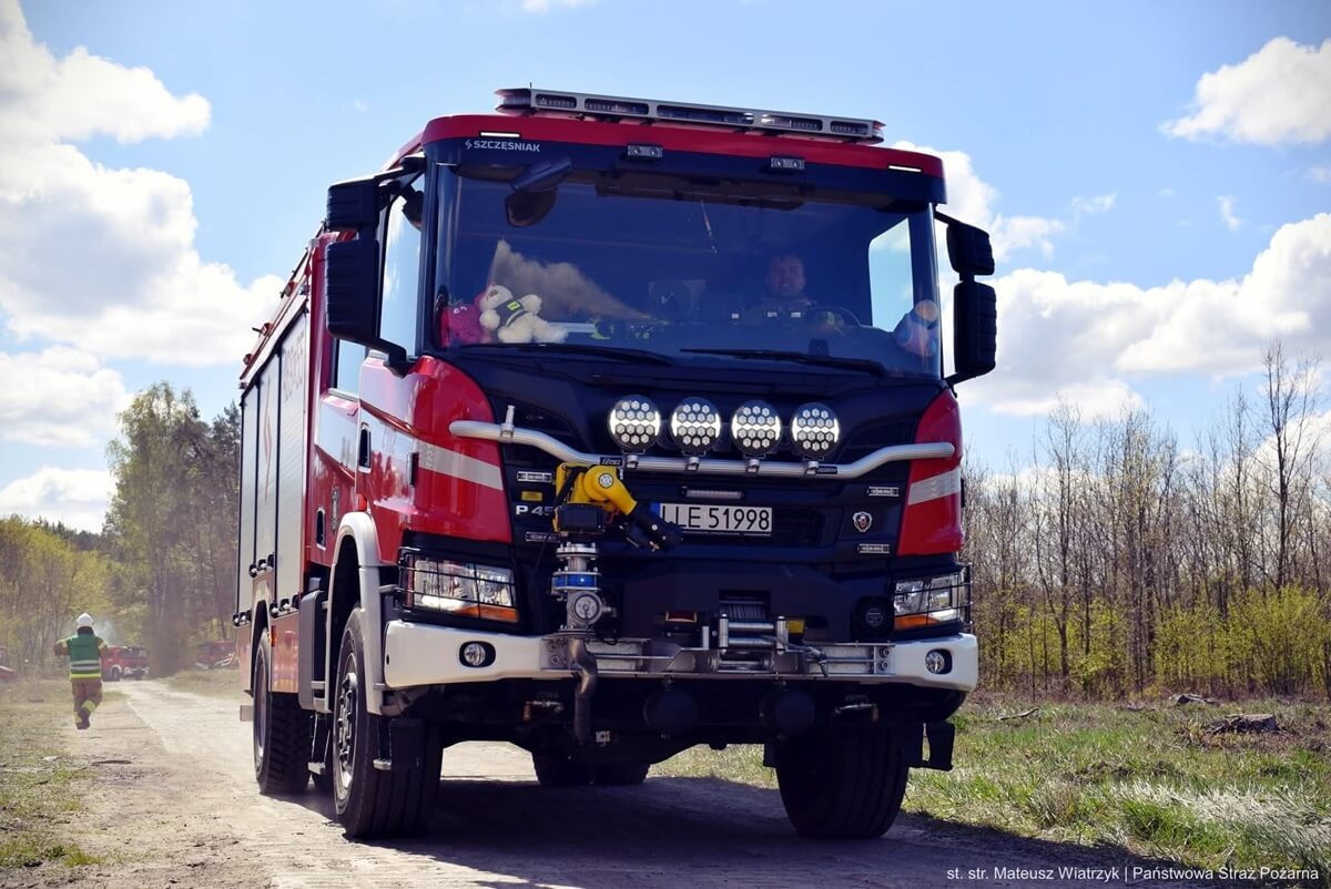 Gigantyczny pożar lasów w powiecie biłgorajskim obejmuje już teren 100 ha. W akcji 300 strażaków i śmigłowce