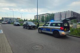 straznik miejski zakladajacy blokady na samochody na wojciechowskiej e0e452780582