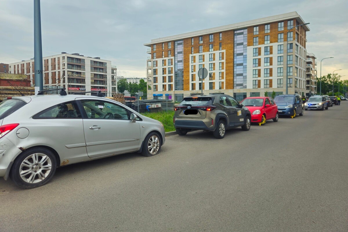straznik miejski zakladajacy blokady na samochody na wojciechowskiej 3 a524ca3a2b51