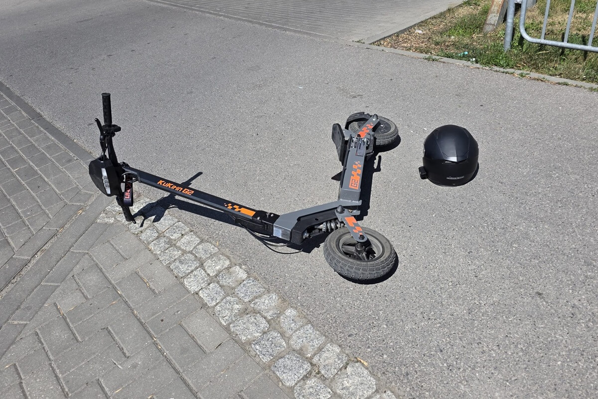 Wypadek na ul. Fabrycznej z udziałem hulajnogi