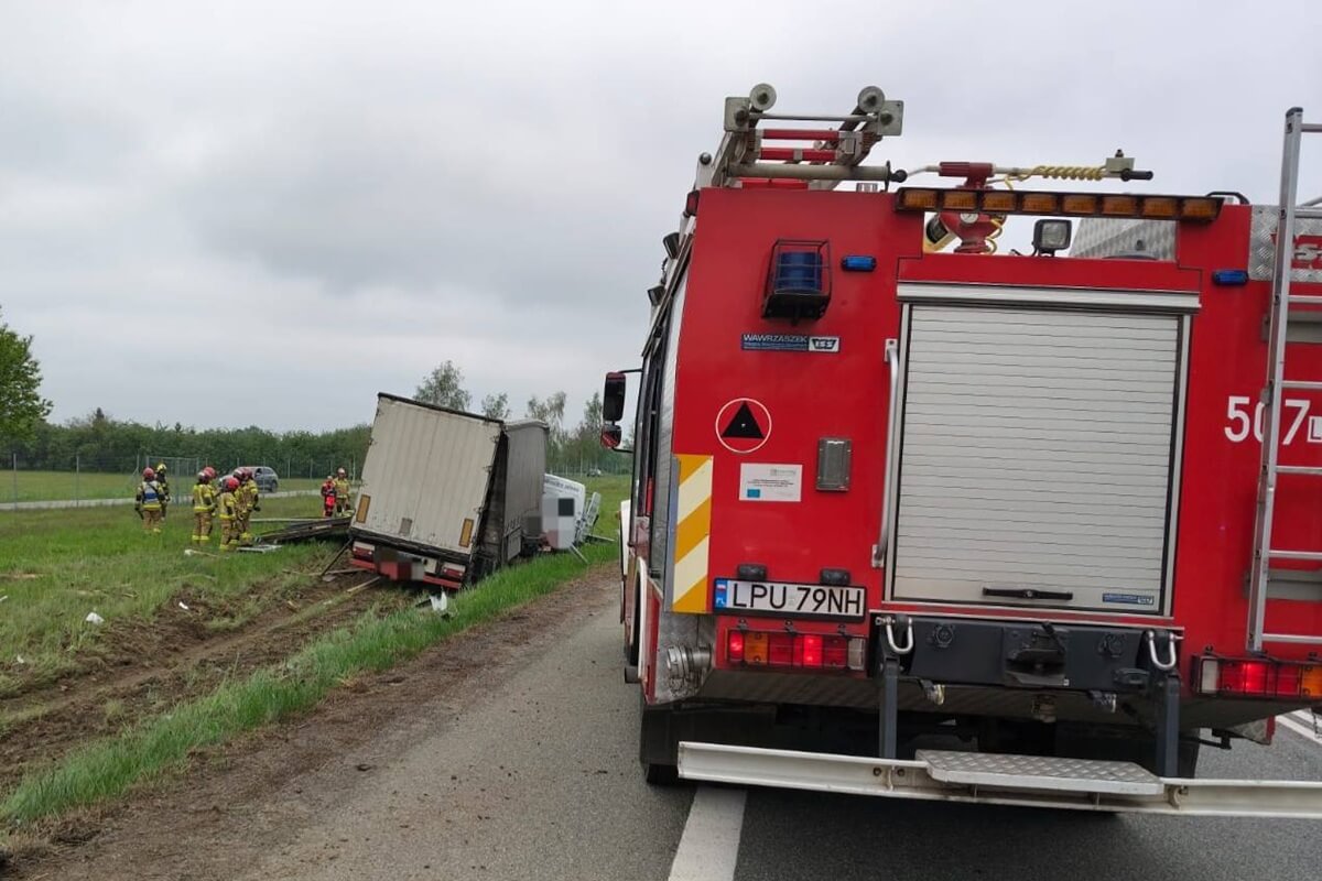 Śmiertelny wypadek na S12. W ciężarówce wybuchła opona, pojazd zderzył się czołowo z busem [ZDJĘCIA]