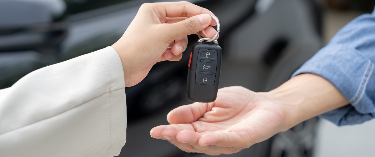 Masterlease leasing samochodowy – opinie, warunki i różnice względem wynajmu długoterminowego 1 Kluczyki do samochodu przekazywane z dłoni do dłoni