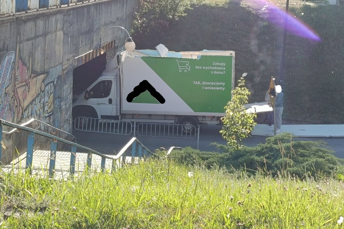 Auto dostawcze zaklinowało się pod wiaduktem na ul. Jana Pawła II