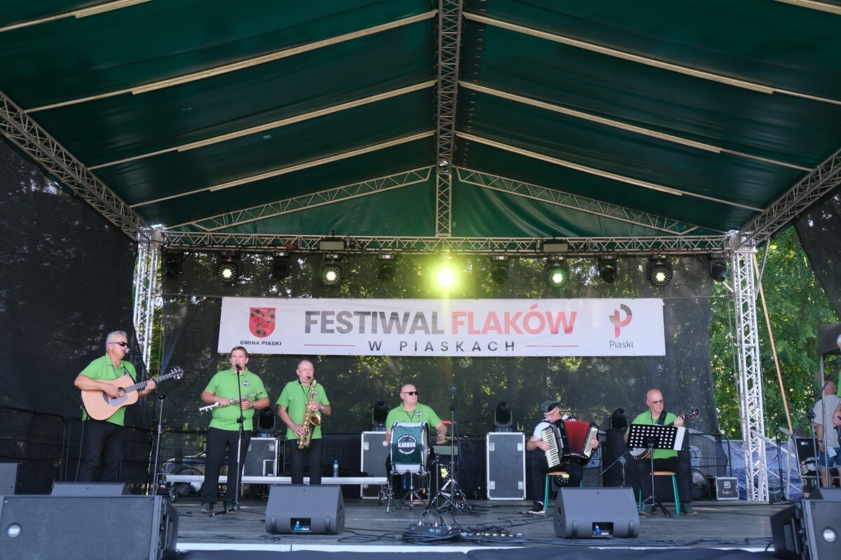 Piaski znów stały się stolicą flaków. Po występie Topek czas na wielki finał z Playboys i Łobuzami 4 Występ Górniczej Kapeli Podwórkowej Karbon z Puchaczowa na Festiwalu Flaków w Piaskach