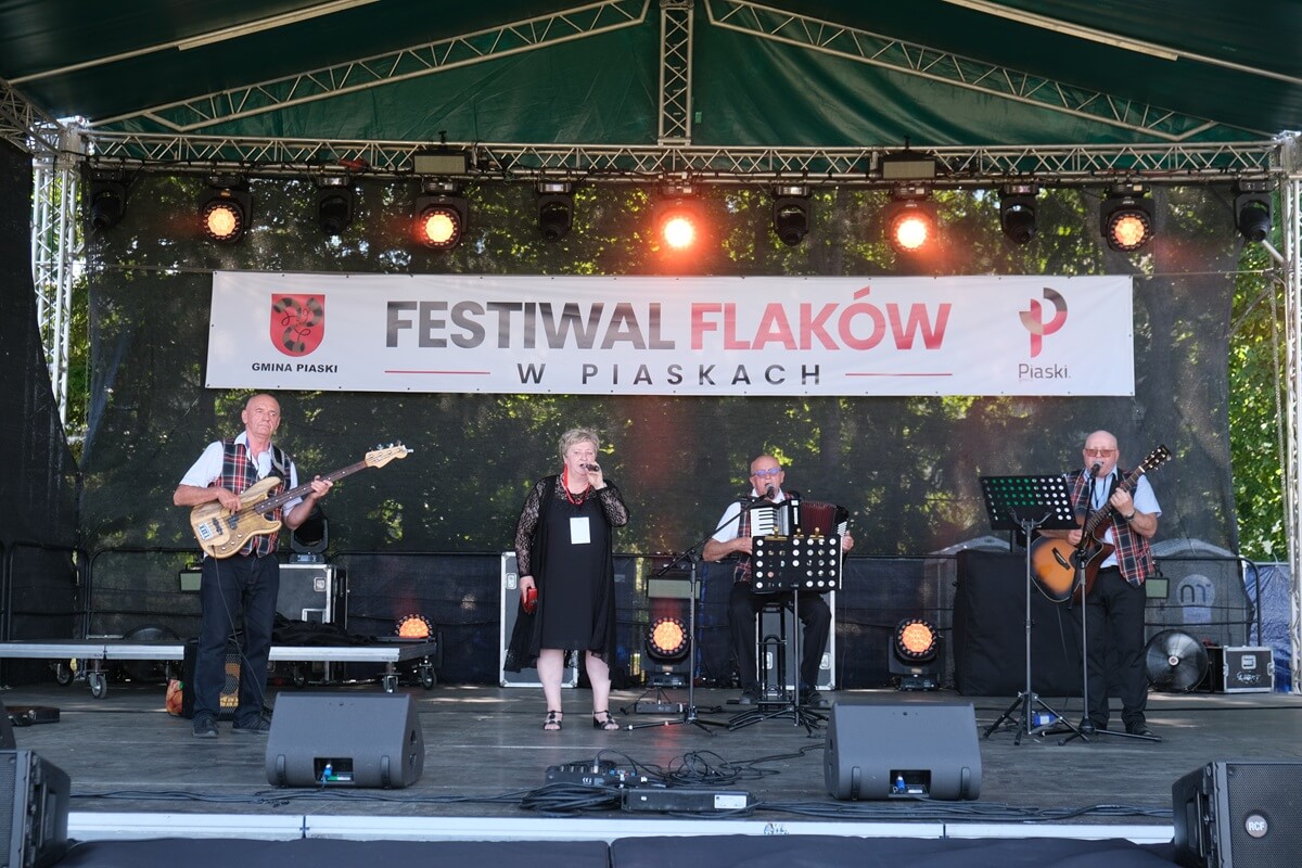 Piaski znów stały się stolicą flaków. Po występie Topek czas na wielki finał z Playboys i Łobuzami 5 Występ kapeli Taaka Paka z Parczewa na Festiwalu Flaków w Piaskach
