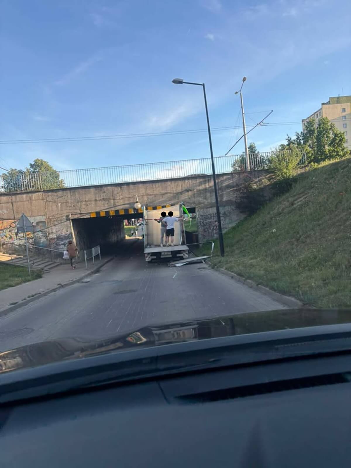 Kierowca auta dostawczego zaklinował pojazd pod wiaduktem na ul. Jana Pawła II