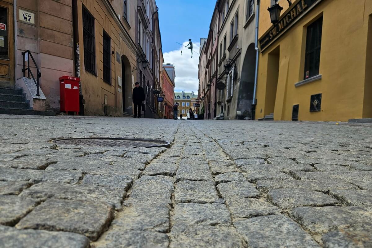 Szpilkostrada na Starym Mieście miała być tylko wąskim paskiem. Ratusz zmienia plany, rozrośnie się z 2 do choćby 9 metrów