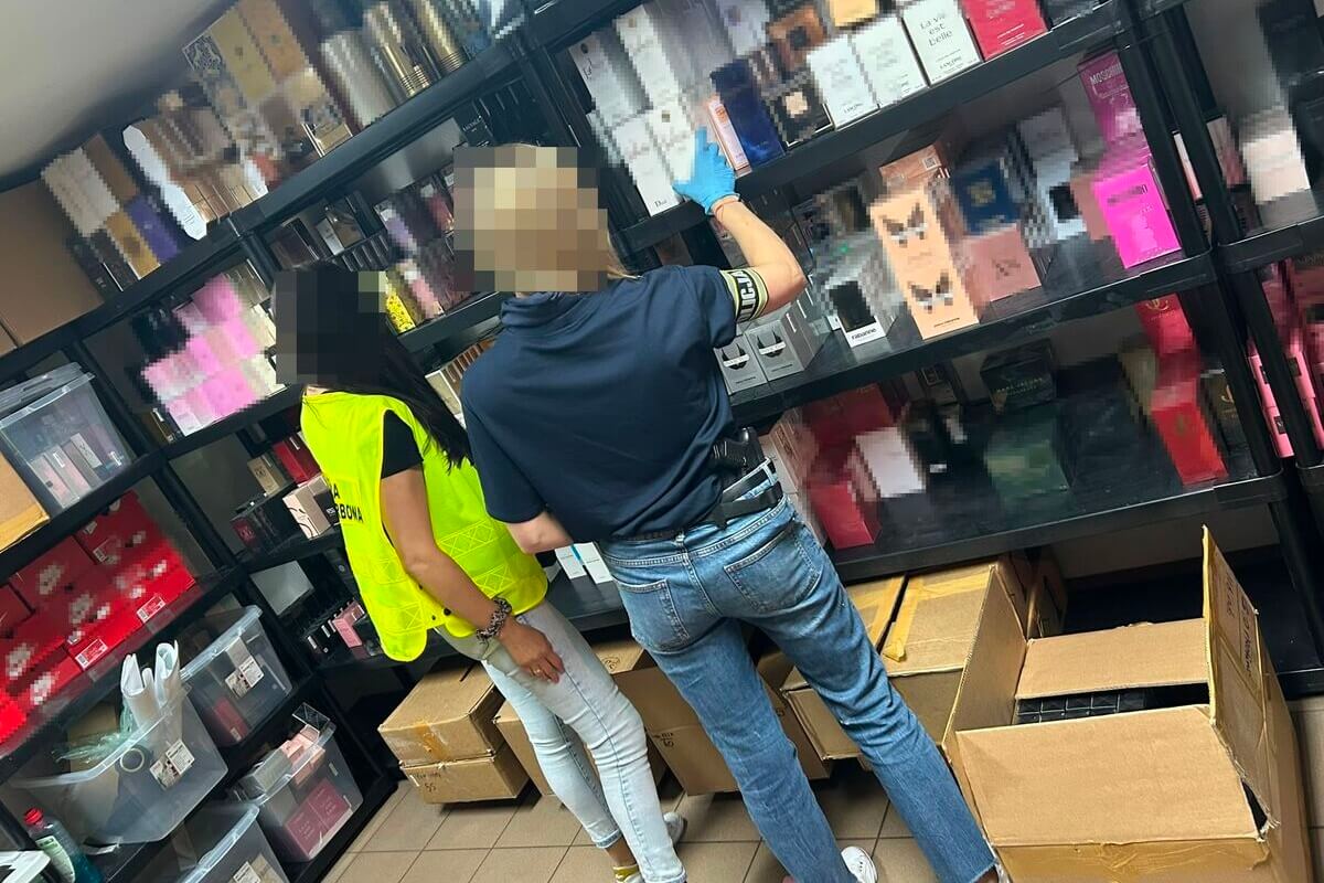 Podrobione perfumy za 1,5 mln zł i buty markowych firm. 33-latek sprzedawał podróbki przez live’y