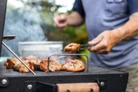 mezczyzna przewracajacy mieso na grillu 3f78232d4b1c