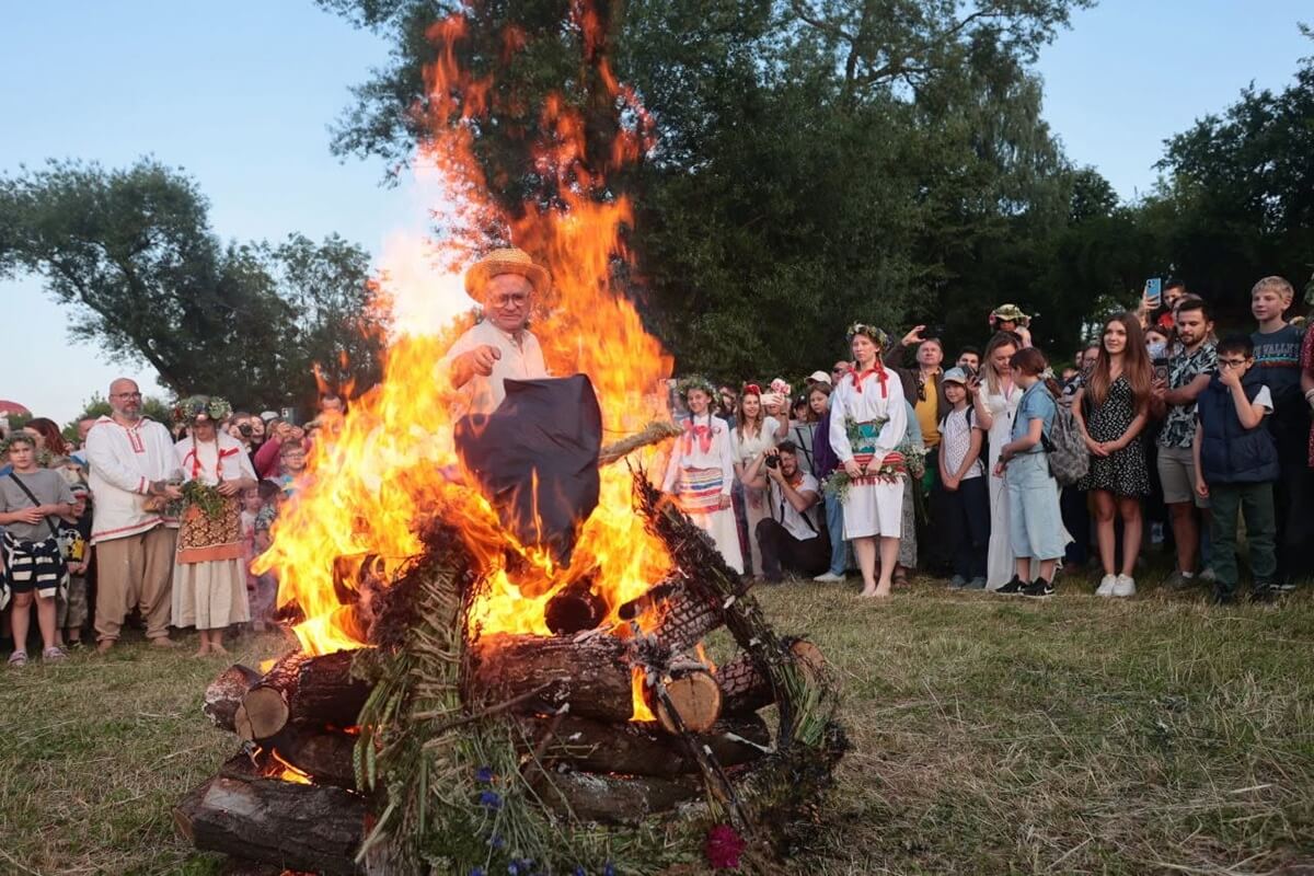 Korowód, igrzyska słowiańskie i potańcówka. W sobotę skansen ożyje po zmierzchu