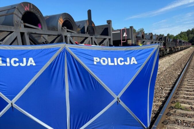 pociag towarowy przejechal po lezacym na torowisku mezczyznie 1dbde439e748