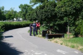 policjanci kontrolujacy rowerzyste 505b1f62e509